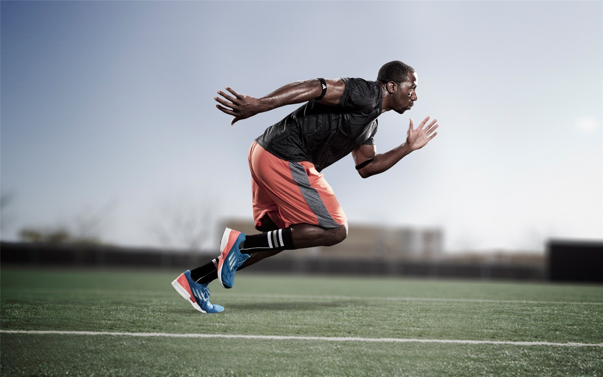 “天府新区沙滩赛场：沙滩手球展现极速与力量”